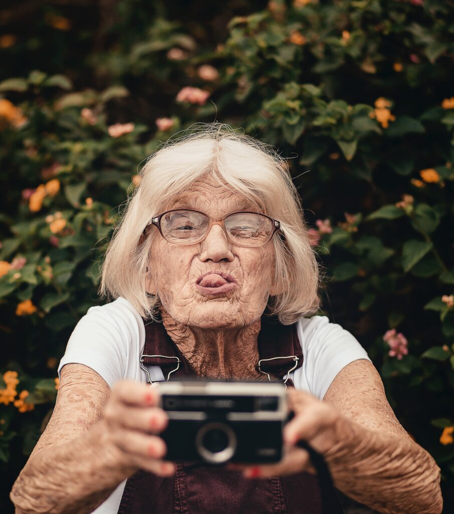 Prenez des photos de vous avec vos cheveux gris et admirez-vous !