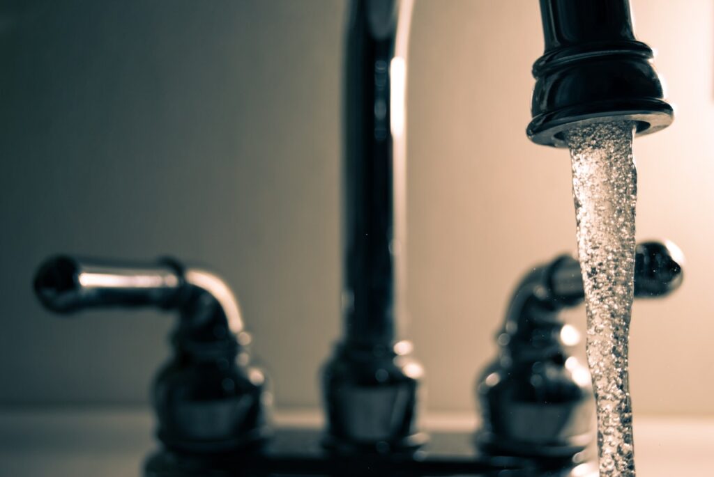 Jaunissement des cheveux blancs : la dureté de l'eau peut être en cause.